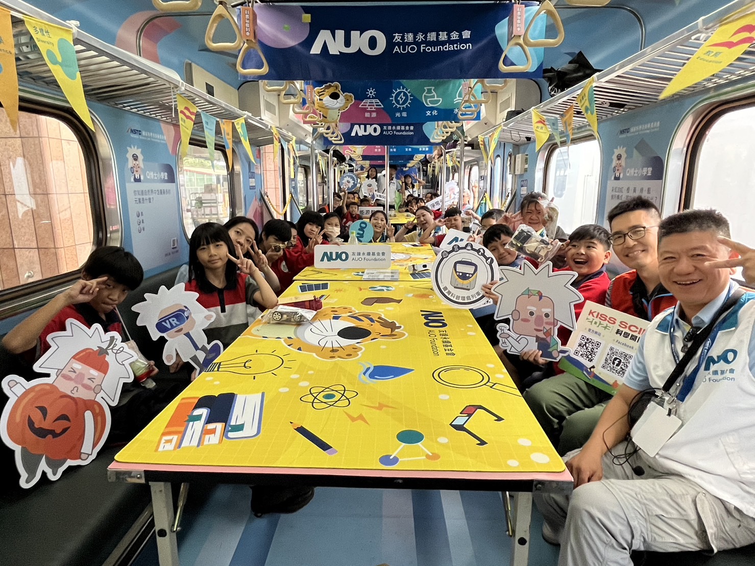 88858cc永利永續基金會參與「臺灣科普環島列車」，設計基礎科學車廂課程，以「淨零碳排和永續能源」為主題，讓學生透過創意實驗認識淨零知識，以及思考生活中的減碳行為