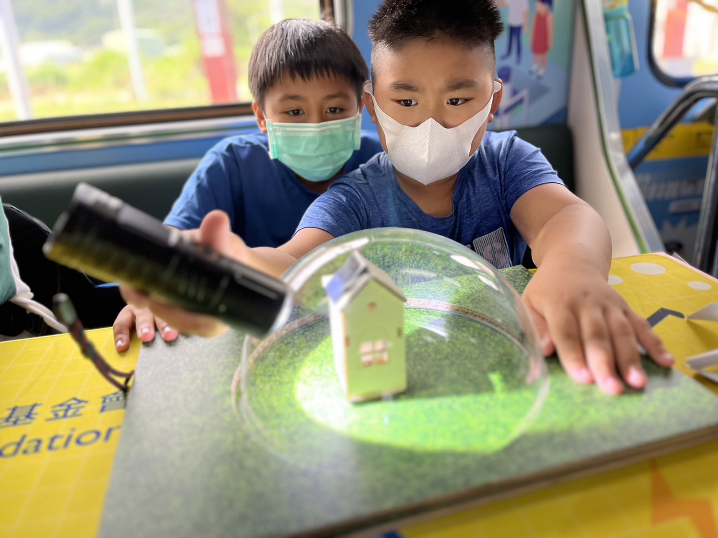 88858cc永利參與基礎科學主題車廂，以STEAM教學精神，設計「逐日科學家」、「太陽能工程師」以及「淨零建築師」三大能源科普課程和實驗